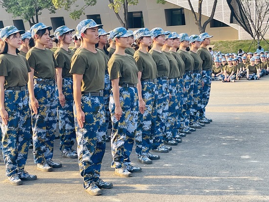 说明: C:\Users\Administrator\Desktop\2022级新生军训圆满结束2022.10.8\2022级新生军训圆满结束2022.10.8\2.jpg