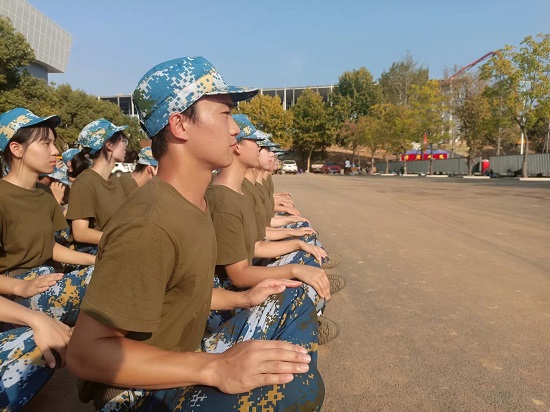 说明: C:\Users\Administrator\Desktop\2022级新生军训圆满结束2022.10.8\2022级新生军训圆满结束2022.10.8\3.jpg