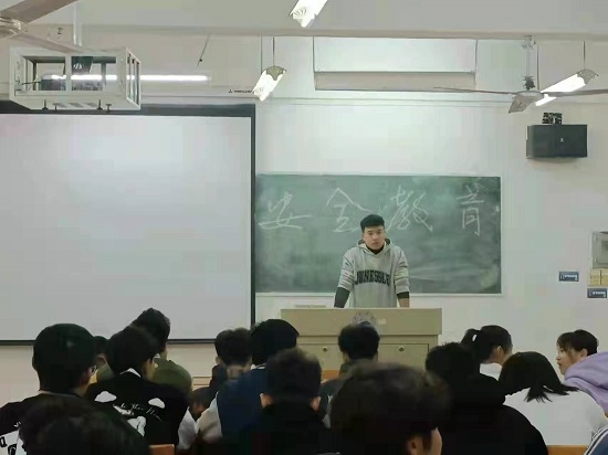 说明: C:\Users\Administrator\Desktop\申博sunbet召开期末安全教育主题班会2021.12.27\申博sunbet召开期末安全教育主题班会2021.12.27\1.jpg