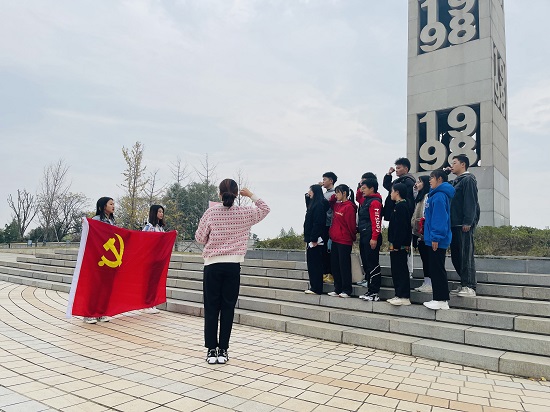 说明: C:\Users\Administrator\Desktop\申博sunbet员工党支部到九江抗洪广场开展党史学习教育\申博sunbet员工党支部到九江抗洪广场开展党史学习教育\780aa3956db4caca0ba9e1ec0e59243.jpg