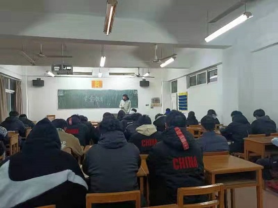 说明: C:\Users\Administrator\Desktop\申博sunbet召开期末安全教育主题班会2021.12.27\申博sunbet召开期末安全教育主题班会2021.12.27\4.jpg