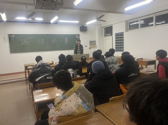 说明: C:\Users\Administrator\Desktop\申博sunbet召开诚信教育主题班会2021.12.19\申博sunbet召开诚信教育主题班会2021.12.19\1.jpg