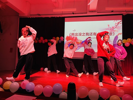 说明: C:\Users\Administrator\Desktop\申博sunbet举办2021年迎新文艺表演大赛2021.12.15\申博sunbet举办2021年迎新文艺表演大赛2021.12.15\4.jpg