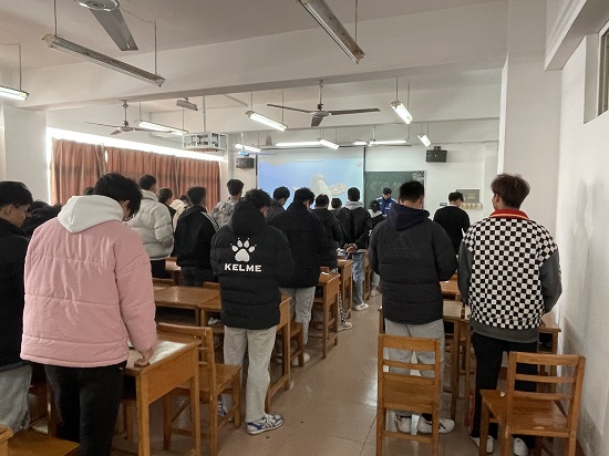 说明: C:\Users\Administrator\Desktop\申博sunbet组织师生传唱主题歌曲《领航》2022.1.4\申博sunbet组织师生传唱主题歌曲《领航》2022.1.4\2.jpg